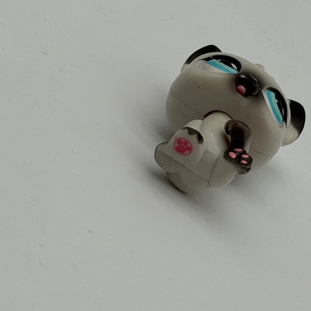 Hasbro Littlest Pet Shop Siamese Cat #180 Blue Eyes Pink Paw Print Vintage 2005